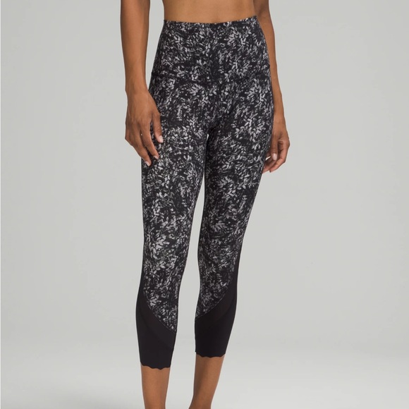 lululemon athletica Pants - 59. Lululemon Wunder Under Scolloped Hem High Rise Crop 23” Size 8